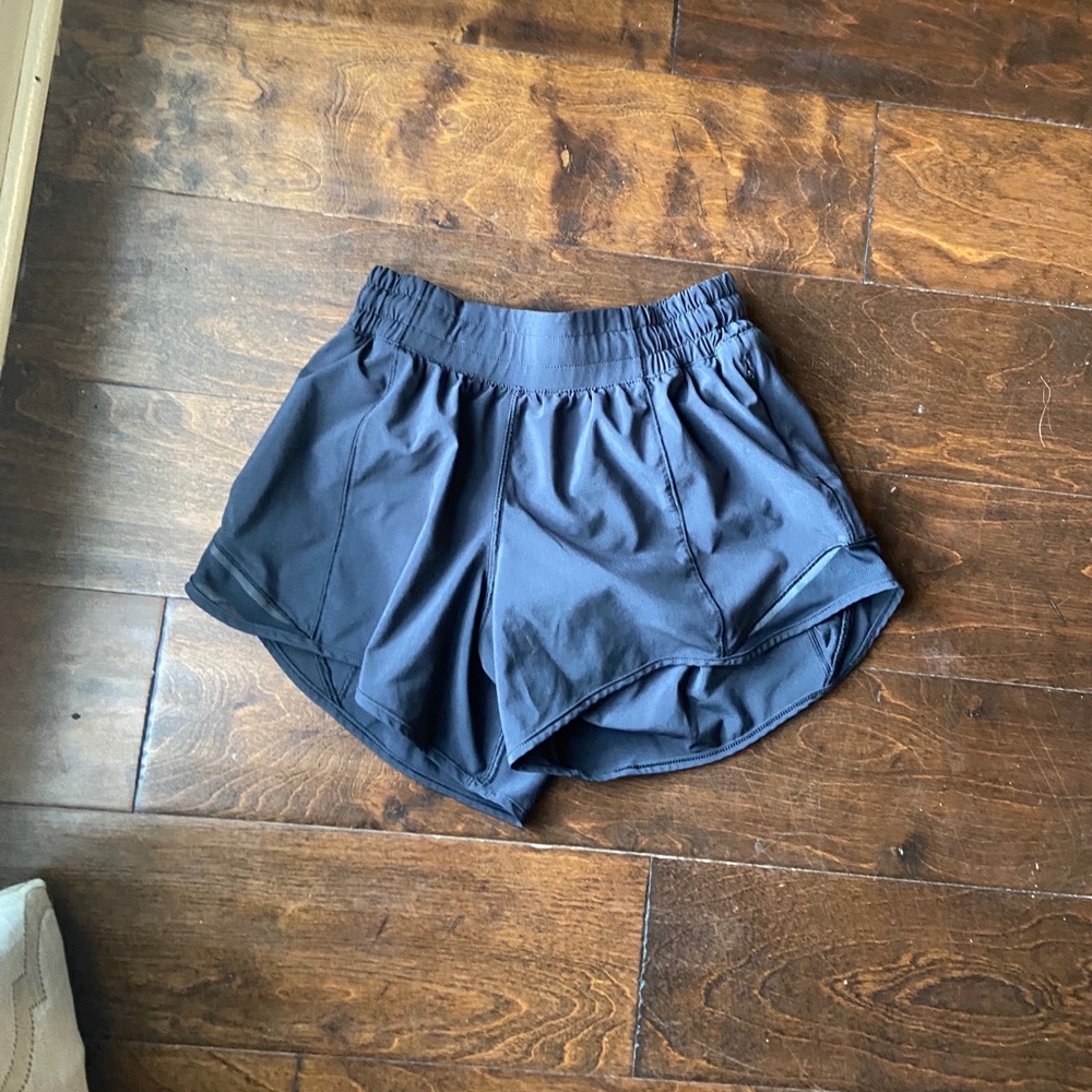 black hotty hot shorts 4”